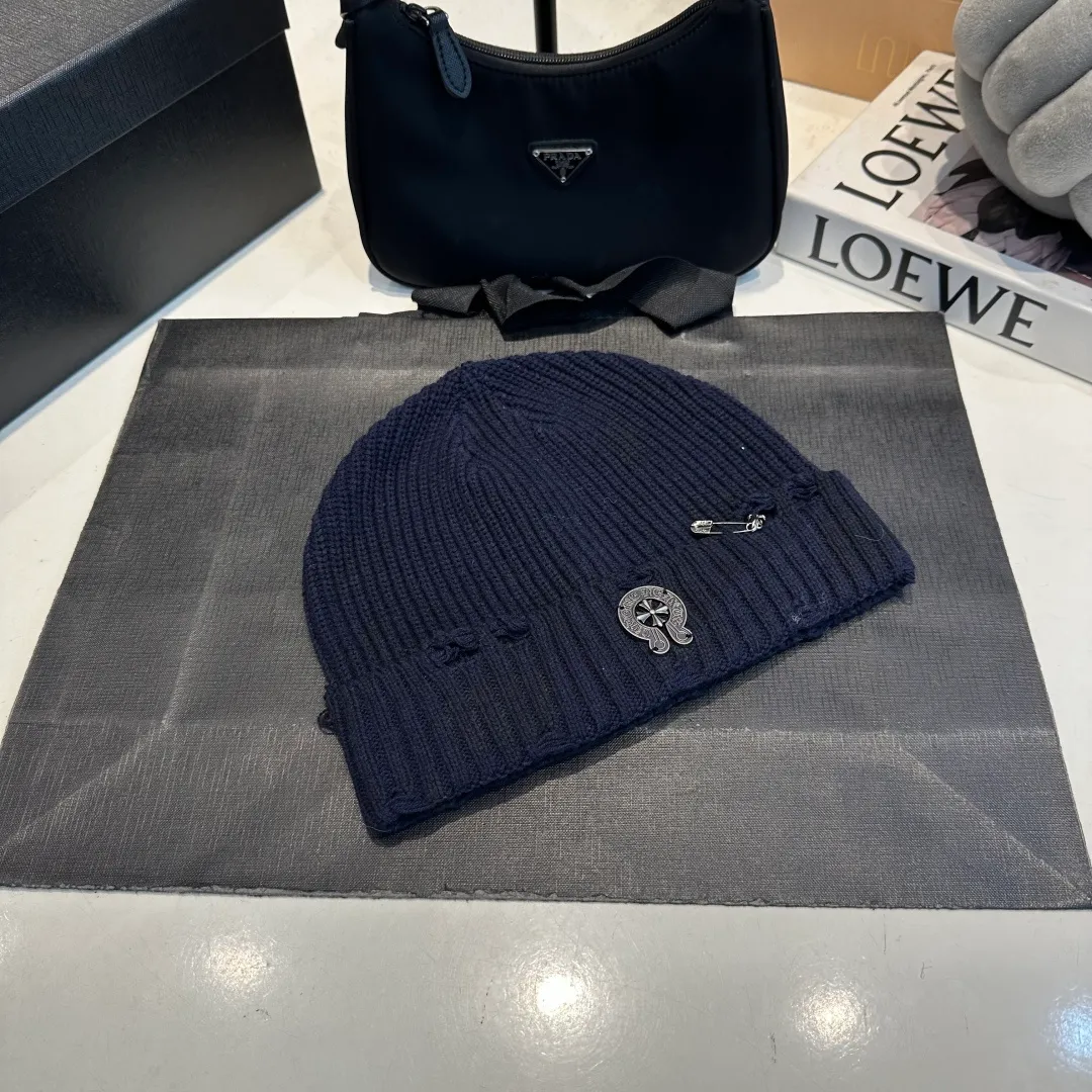 P60 Crow Heart Autumn and Winter Wool Knitted Beanie This must be the favorite of minimalism. It is clean, neat, fashionable and versatile, and will definitely not be picky about your face shape! A fashionable classic that lasts forever! Fashionable black and white can be purchased together
